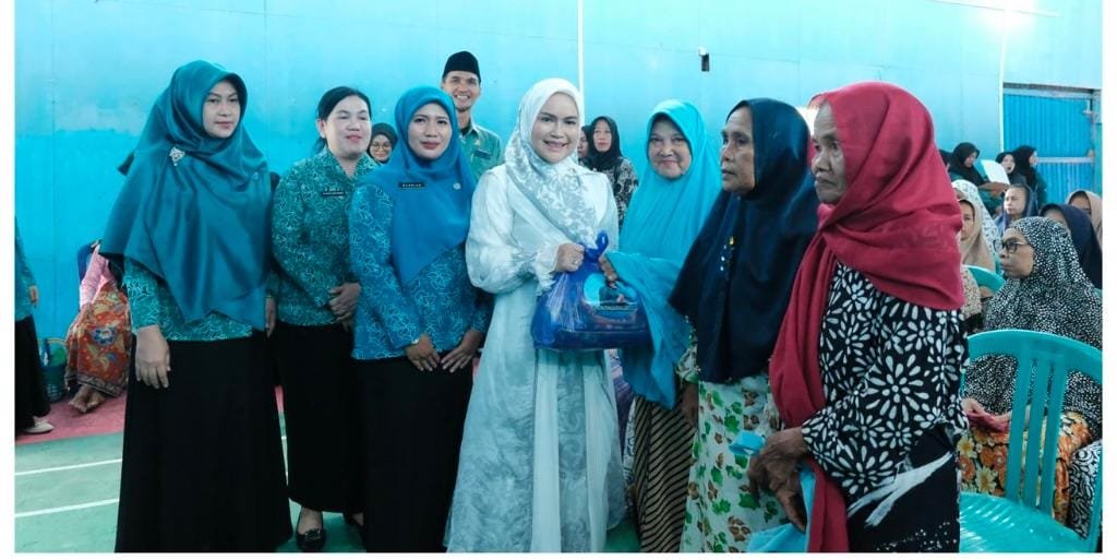 TP PKK Kapuas Berbagi Sembako Ramadan di Kecamatan Bataguh