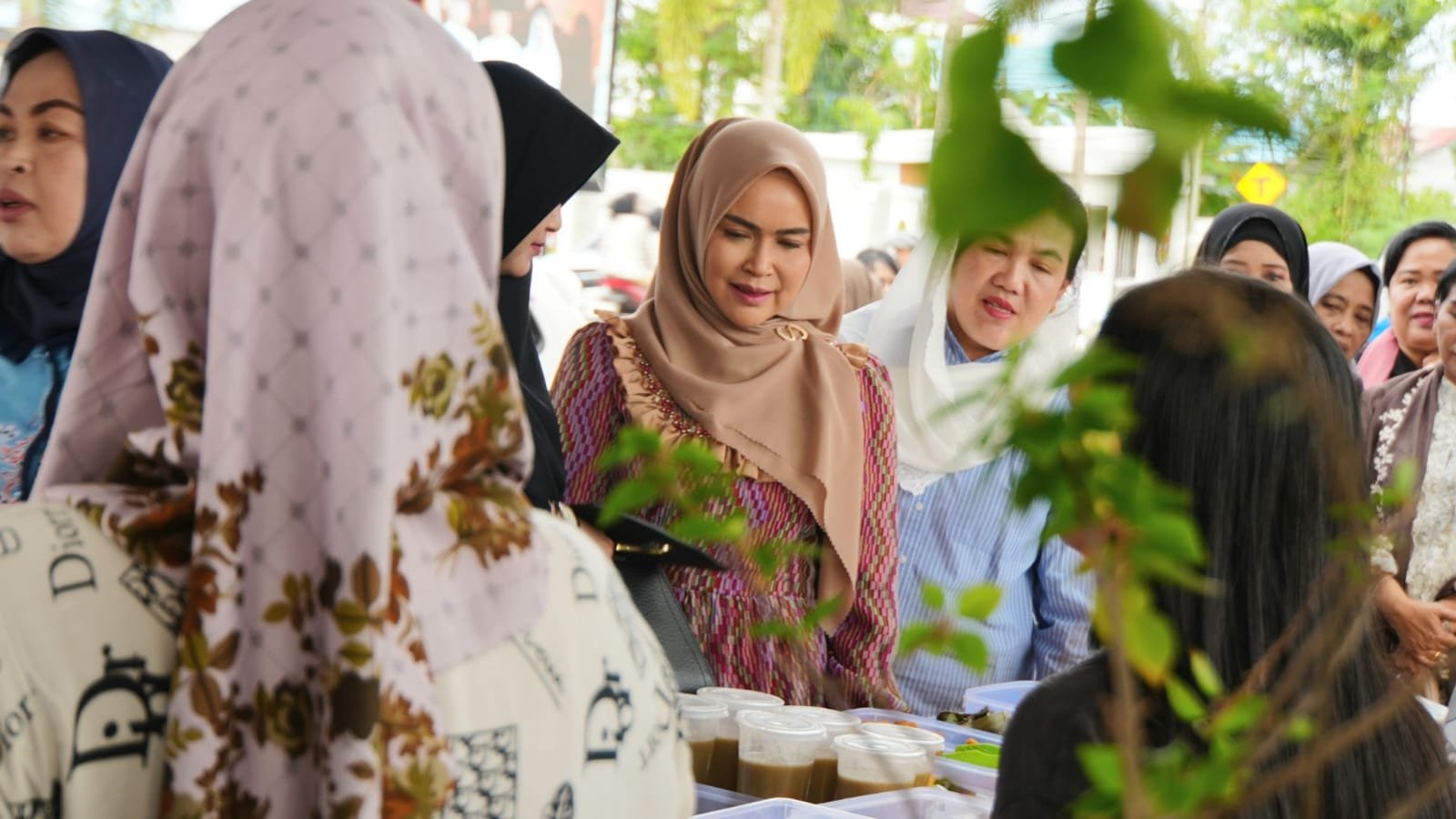 Ketua TP PKK Kapuas Sambangi Pasar Ramadhan dan Taman Adipura