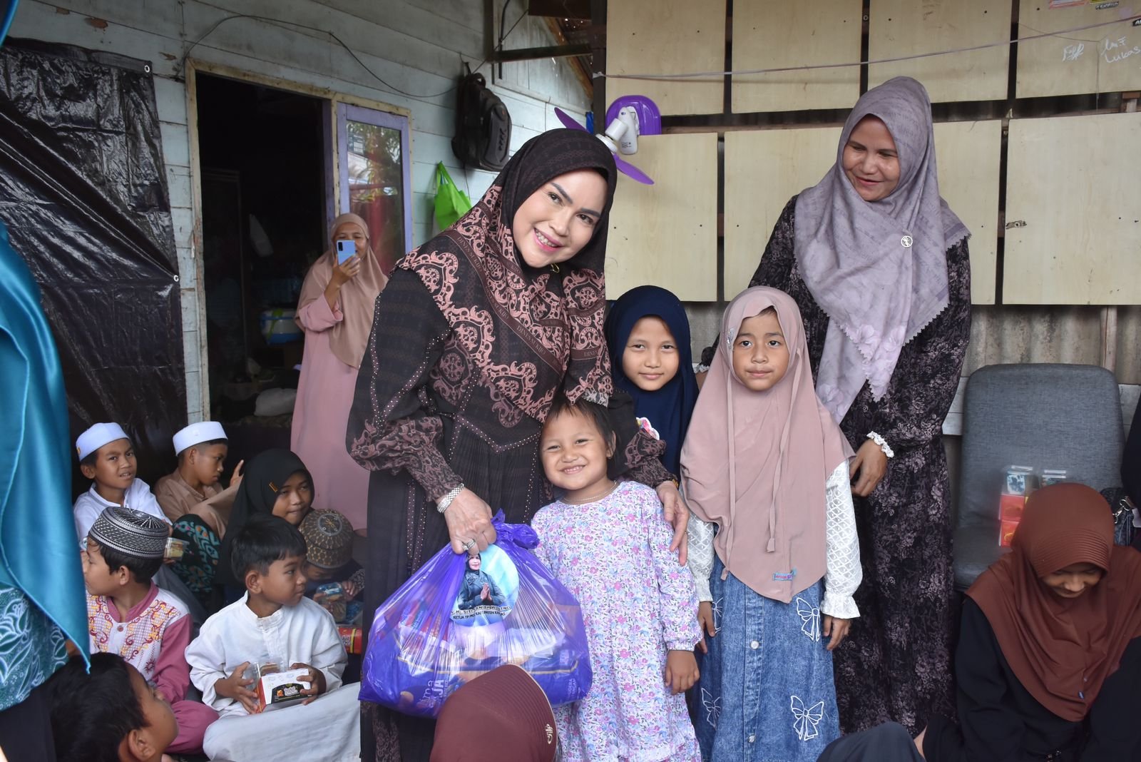 Berbagi Berkah Ramadhan, Ketua TP PKK Kapuas Bagikan Sembako dan Takjil Untuk Anak Yatim