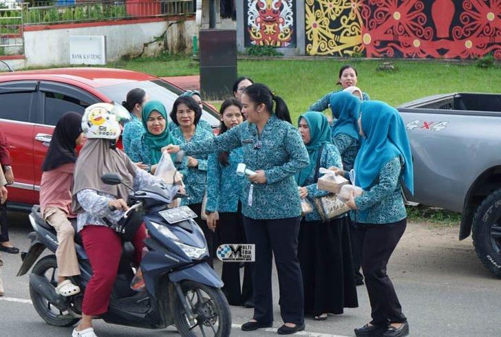 Warnita Heriyus Pimpin Aksi Berbagi Takjil TP-PKK Mura di Puruk Cahu