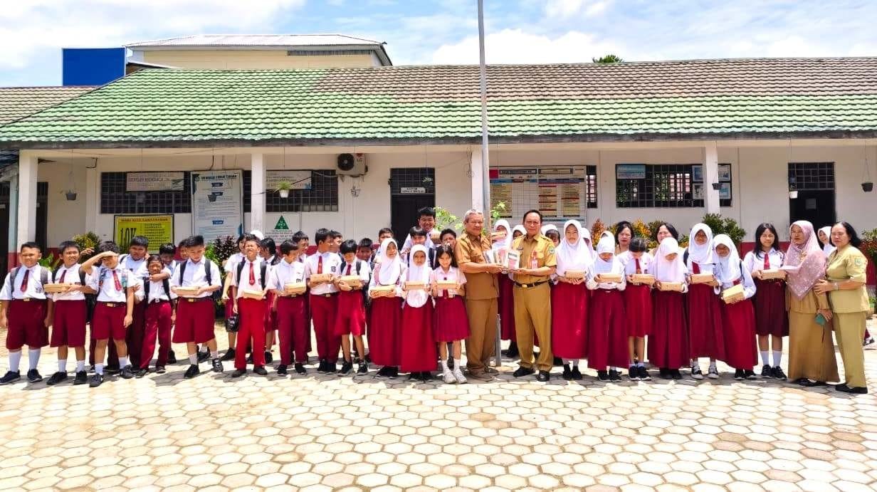 Kadisdik Kapuas Serahkan Mushaf Al-Qur’an Wakaf Gramedia