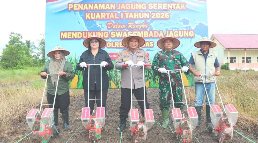 Dukung Swasembada Pangan Tanam Jagung Dilahan SMKN 3 Bersama Polres Kapuas