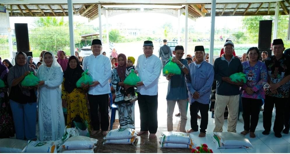 Wakil Bupati Kapuas Launching Bantuan Pangan Beras dan Minyak Goreng di Dadahup