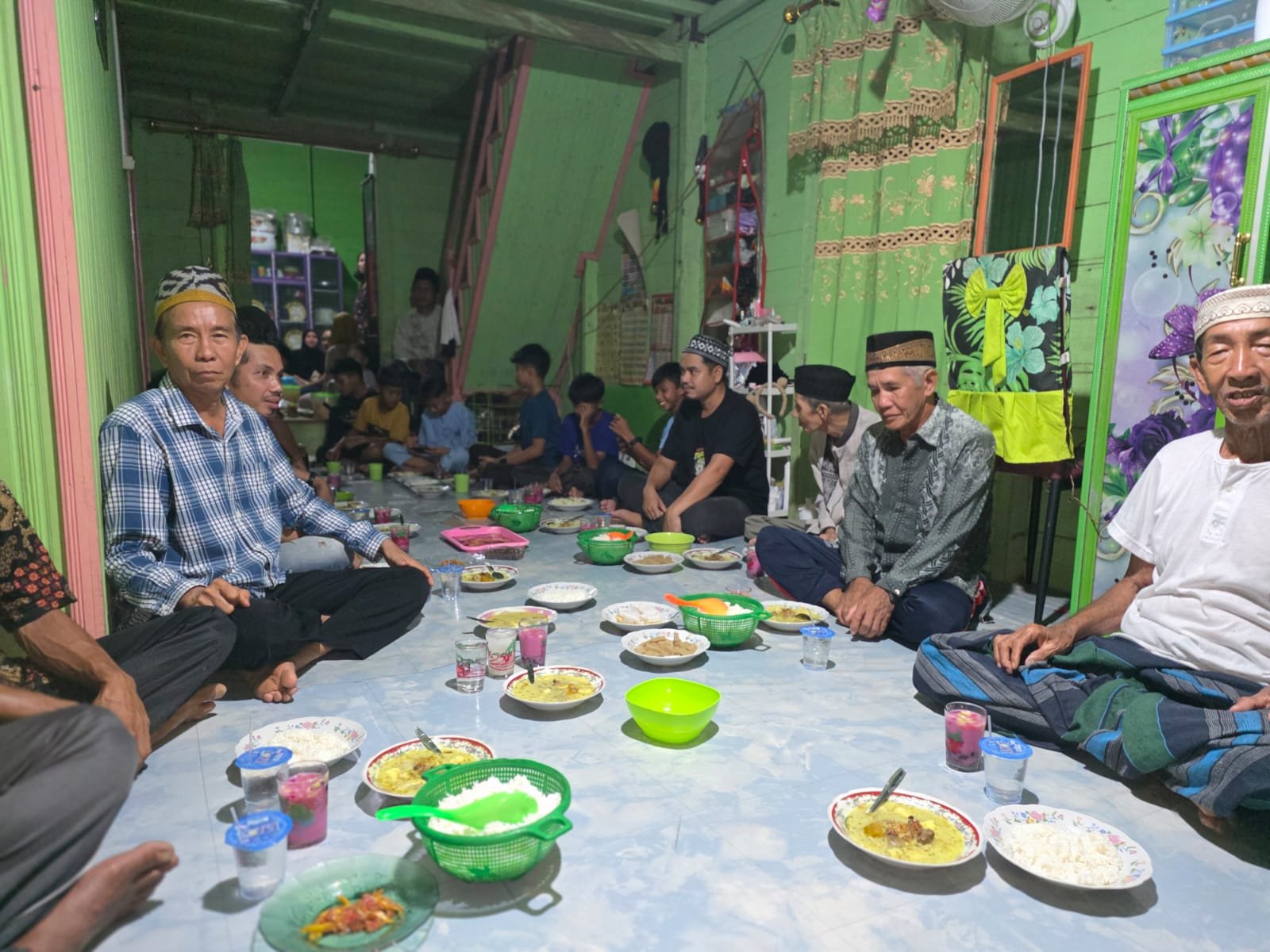 Bukber Politisi PKS H. Barlin Bersama Keluarga dan Konstituen di Batu Bua