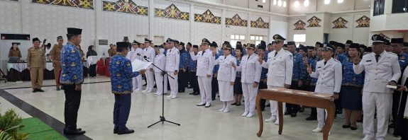 Bupati Mura Heriyus saat melantik dan pengambilan sumpah/janji pejabat administrator, pengawas, dan fungsional di lingkungan Pemkab Murung Raya yang digelar di Gedung Pertemuan Umum (GPU) Tira Tangka Balang, Senin (16/3/2026).