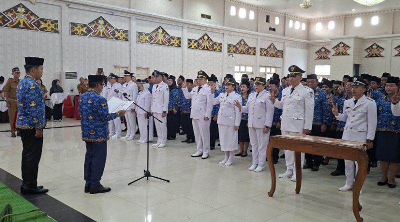 Bupati Mura Heriyus saat melantik dan pengambilan sumpah/janji pejabat administrator, pengawas, dan fungsional di lingkungan Pemkab Murung Raya yang digelar di Gedung Pertemuan Umum (GPU) Tira Tangka Balang, Senin (16/3/2026).
