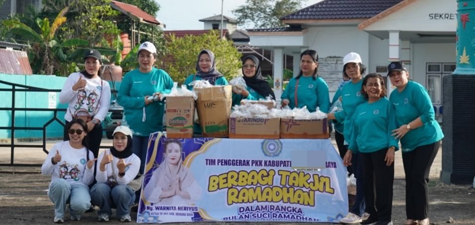 TP-PKK Murung Raya Bagikan Takjil Gratis, Wujud Kepedulian di Bulan Ramadan