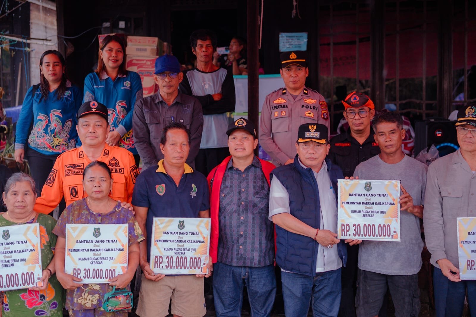Wakil Ketua l DPRD Kapuas dan Anggota DPRD Provinsi Kalteng Dampingi Bupati Serahkan Bantuan Musibah Kebakaran