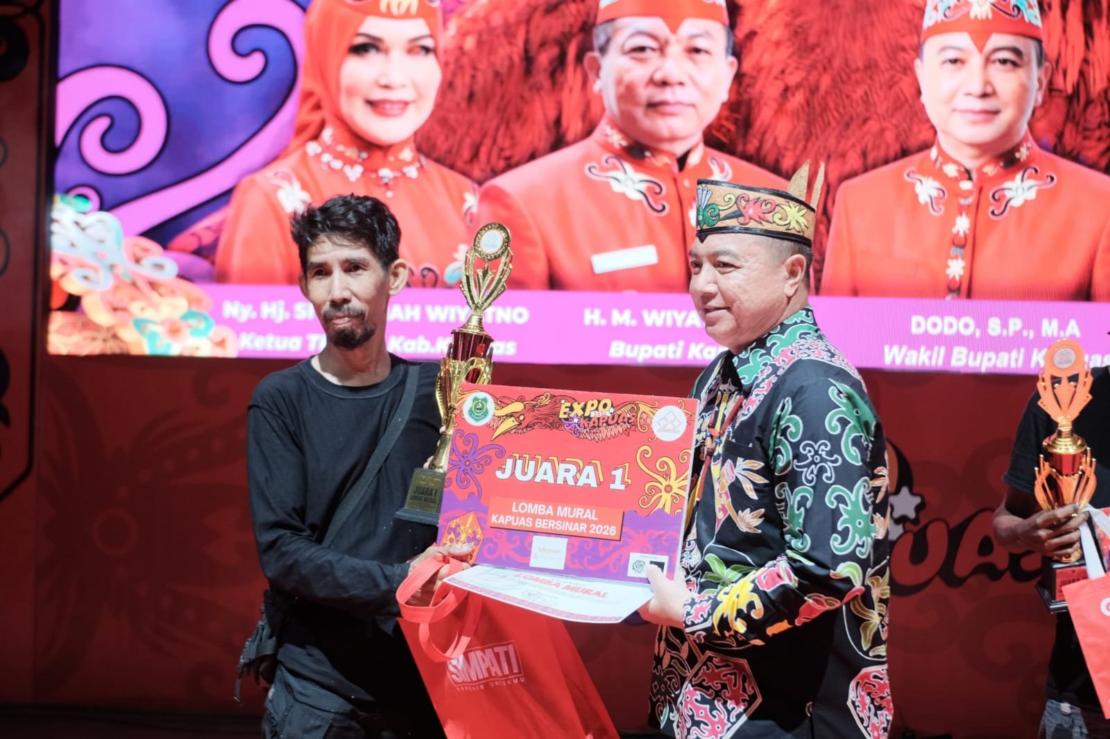 Wabup Kapuas Serahkan Hadiah Pemenang Lomba Mural HUT Kapuas 2026