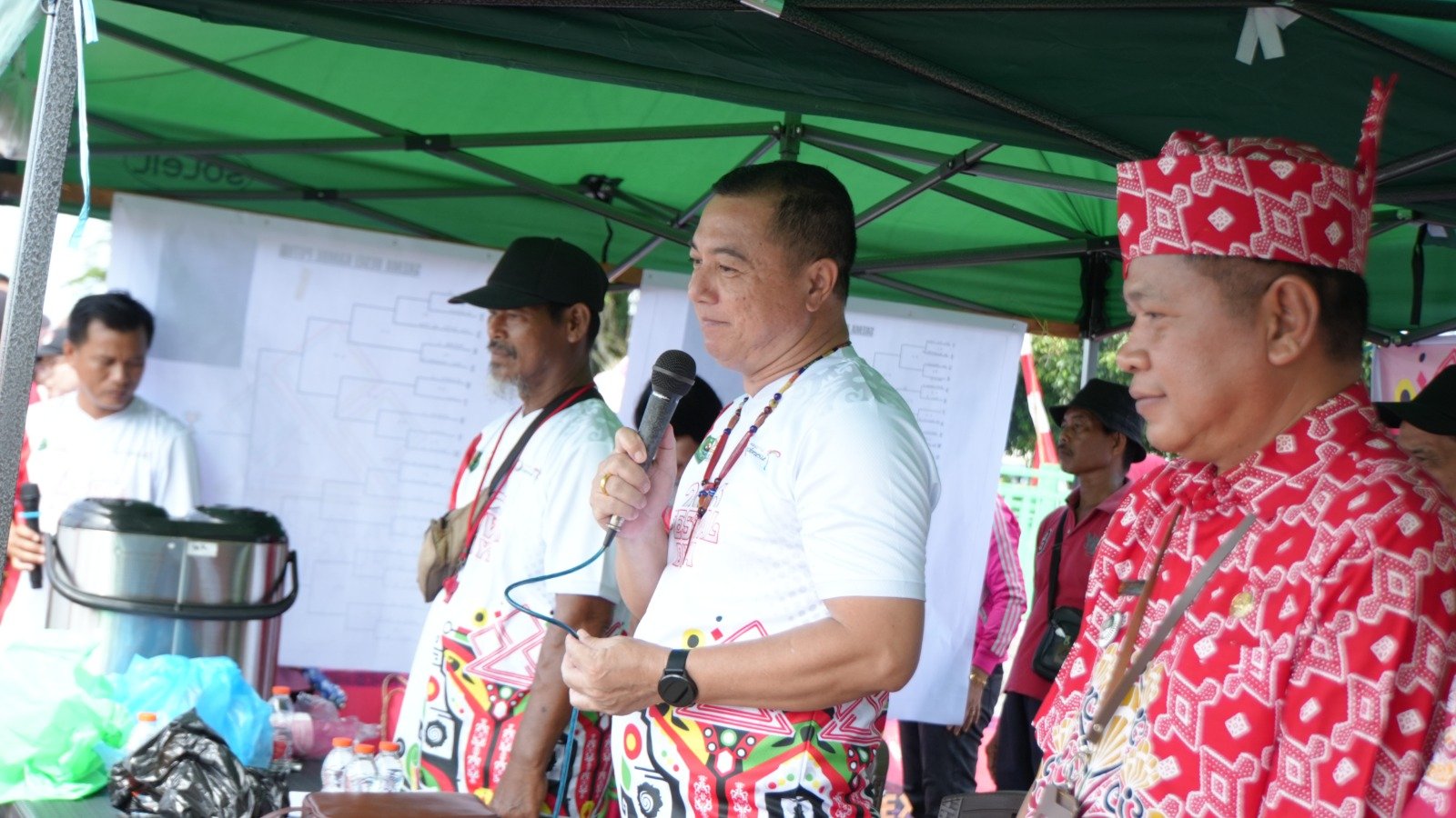 Wakil Bupati di Dampingi Camat Selat Nonton Bareng Perlombaan Besei Kambe