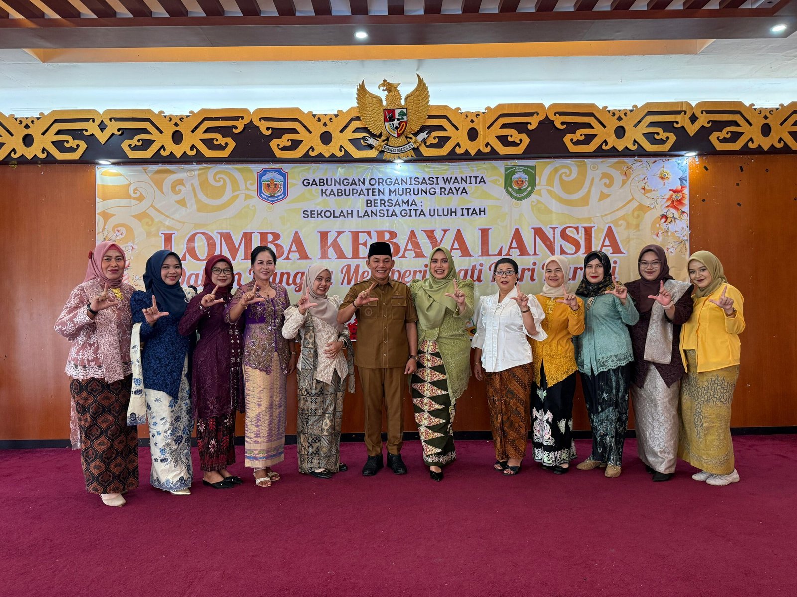Semangat Kartini, Lansia Murung Raya Tampil Anggun Berkebaya
