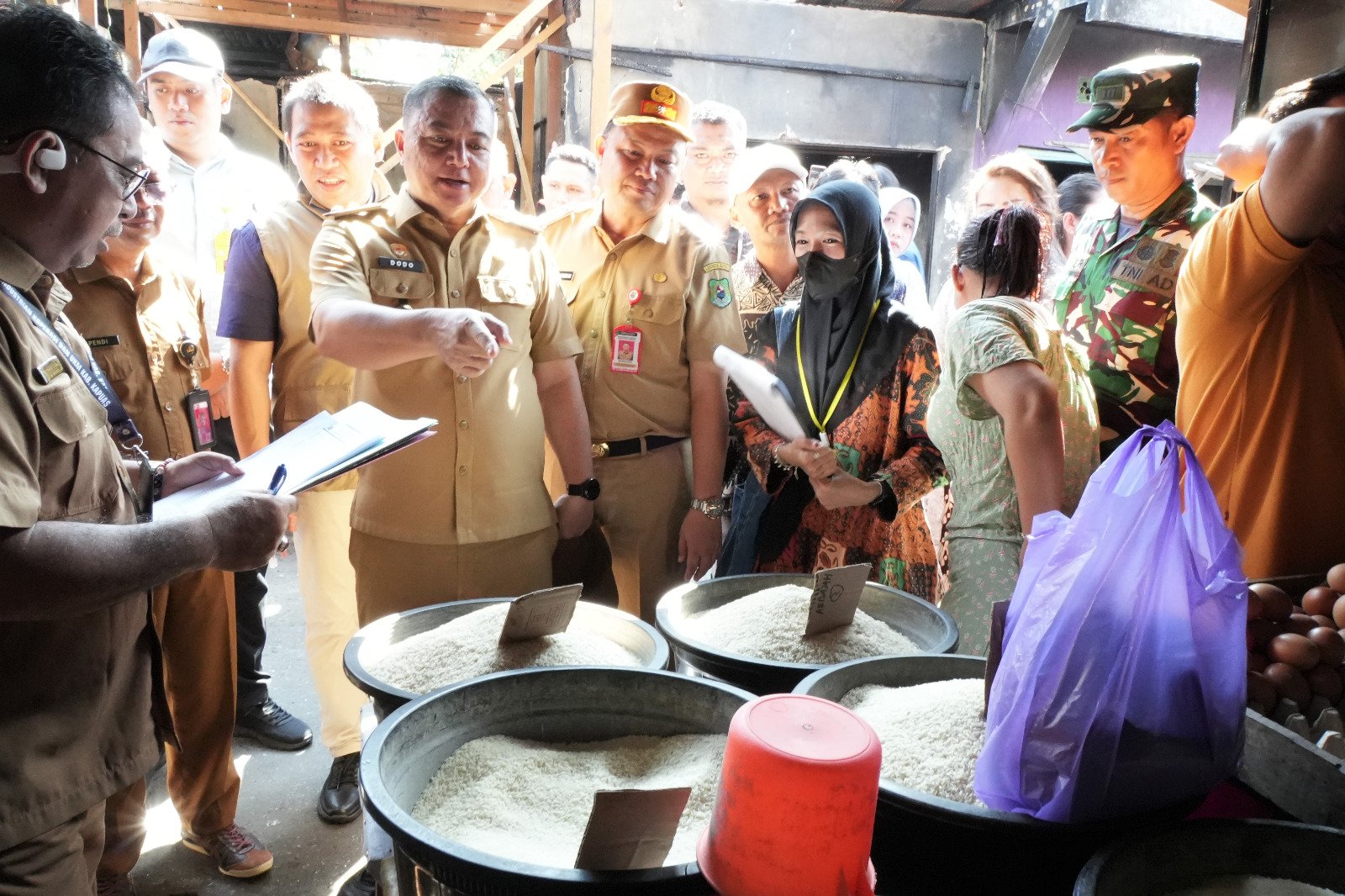 Tinjau Harga Bahan Pokok di Pasar Blok R, Wabup Tekankan Sinkronisasi Data Inflasi