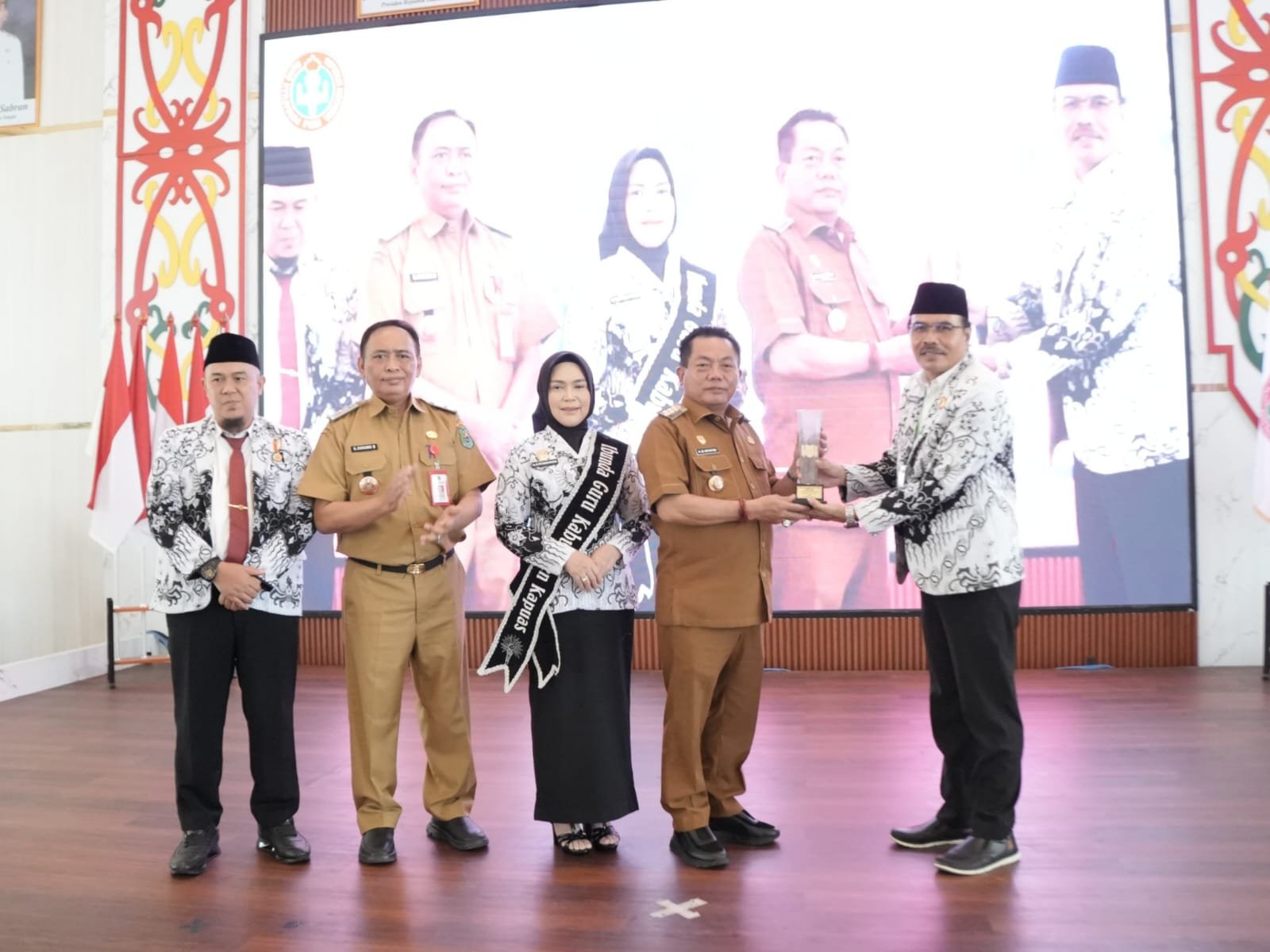 Bupati Kapuas Terima Penghargaan Kapuas Leadership Education Award 2026