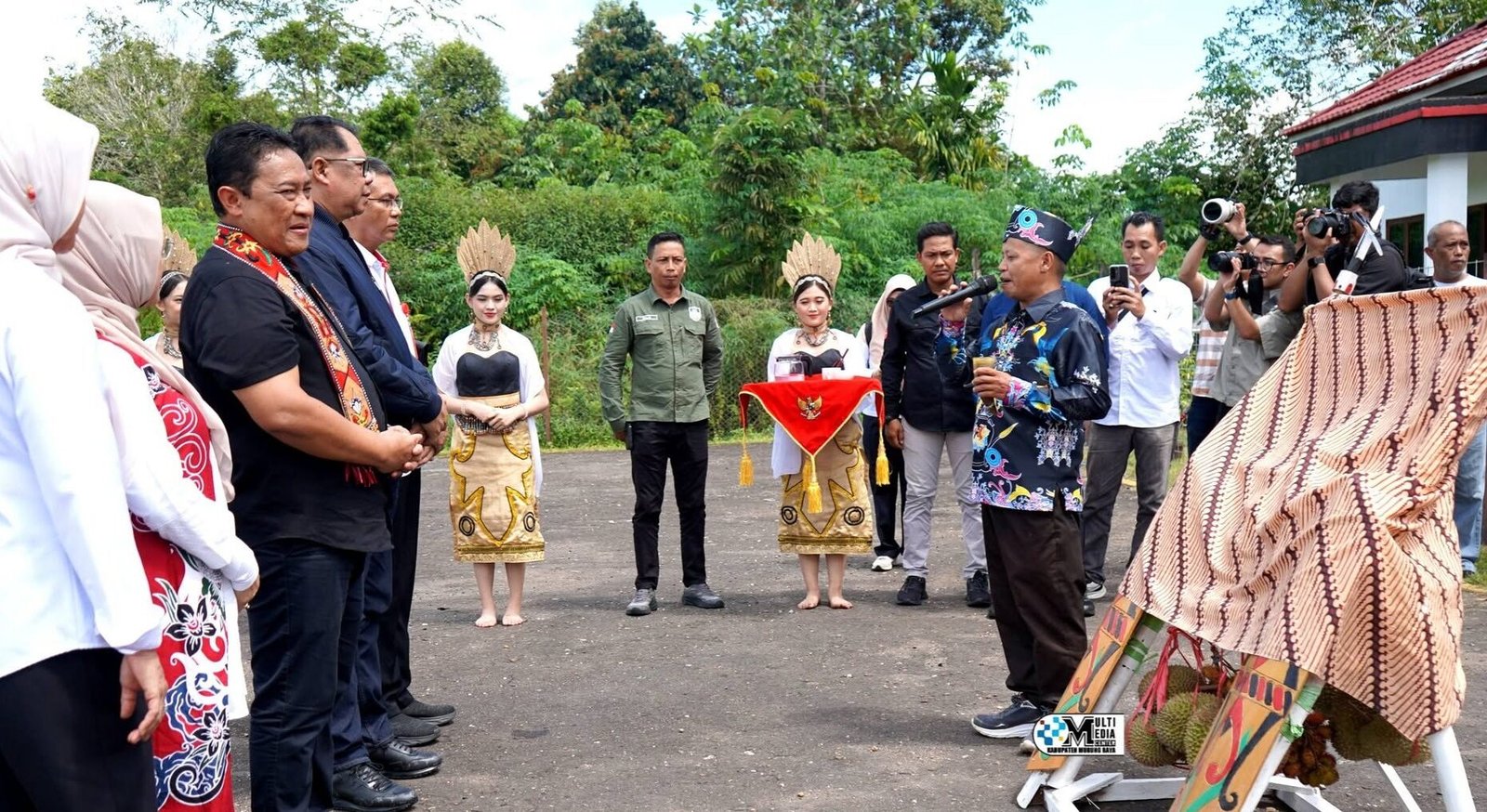 Tiba di Murung Raya, Wagub Edy Pratowo Disambut Prosesi Adat Potong Pantan