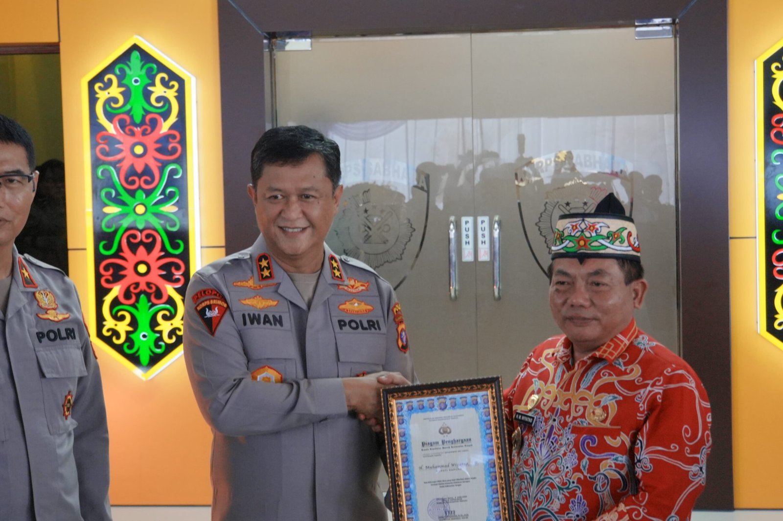 Bupati Kapuas Terima Penghargaan dari Kapolda Kalteng atas Dukungan Renovasi Mako Ditsamapta Polda Kalteng