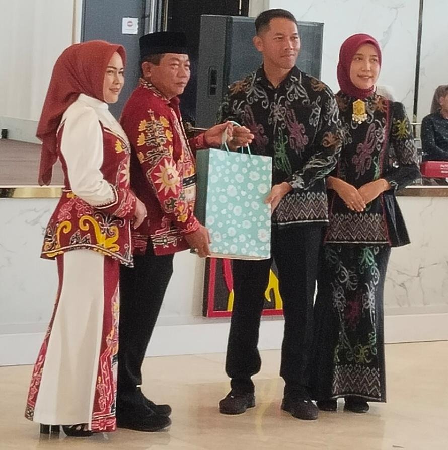 Bupati Kapuas Berikan Cindera Mata Atas Dedikasi Pengabdian Selama Menjabat Dandim 1011/Klk