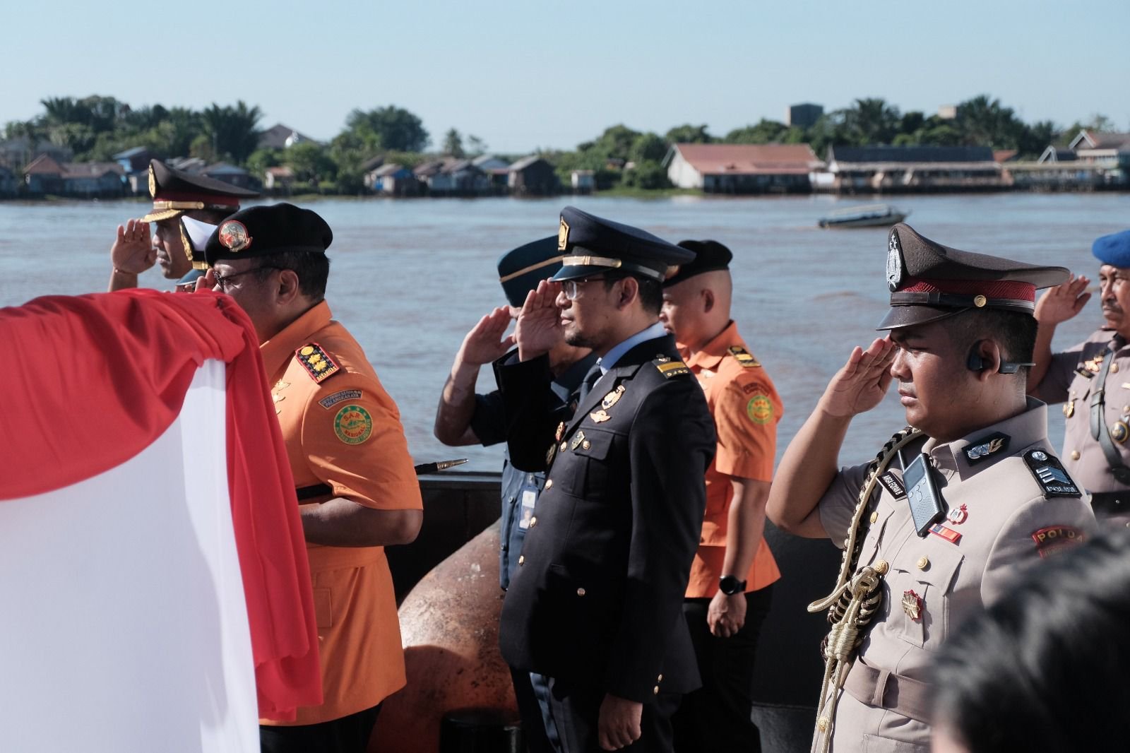 Bupati dan Kapolda Beserta Rombongan Ziarah Laut Upacara Tabur Bunga Peringati Hari Bhayangkara ke-80
