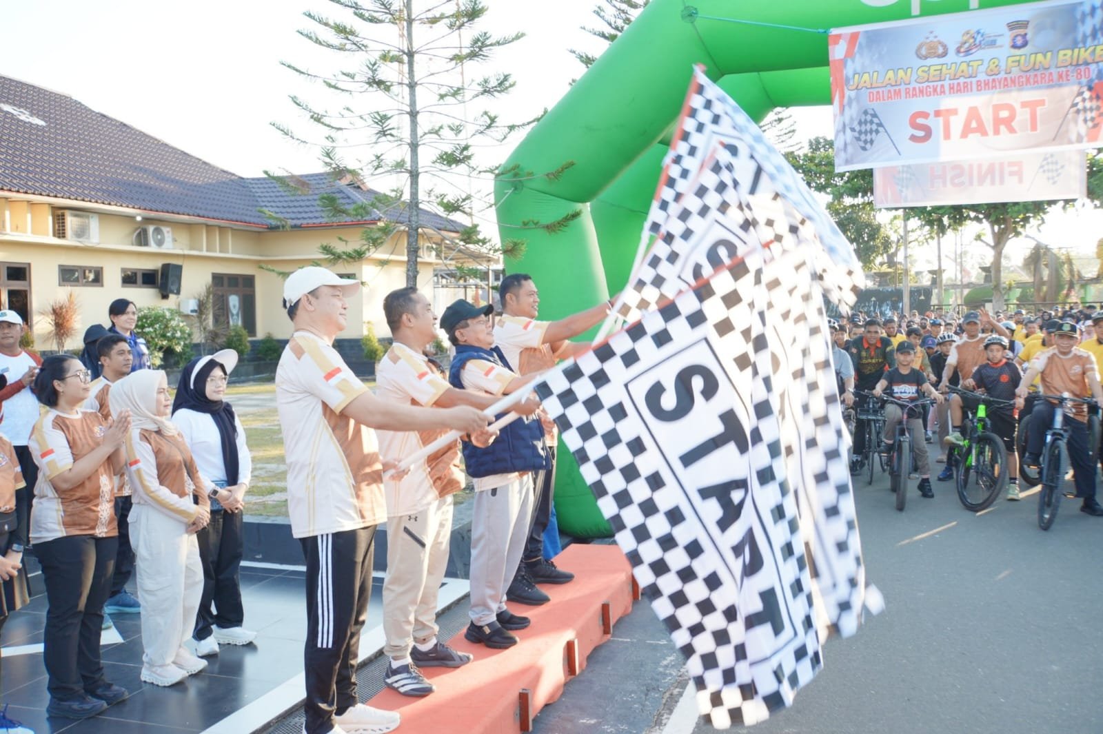 Meriahkan Hari Bhayangkara ke-80, Bupati Kapuas Lepas dan Ikuti Jalan Sehat Bersama Polres Kapuas