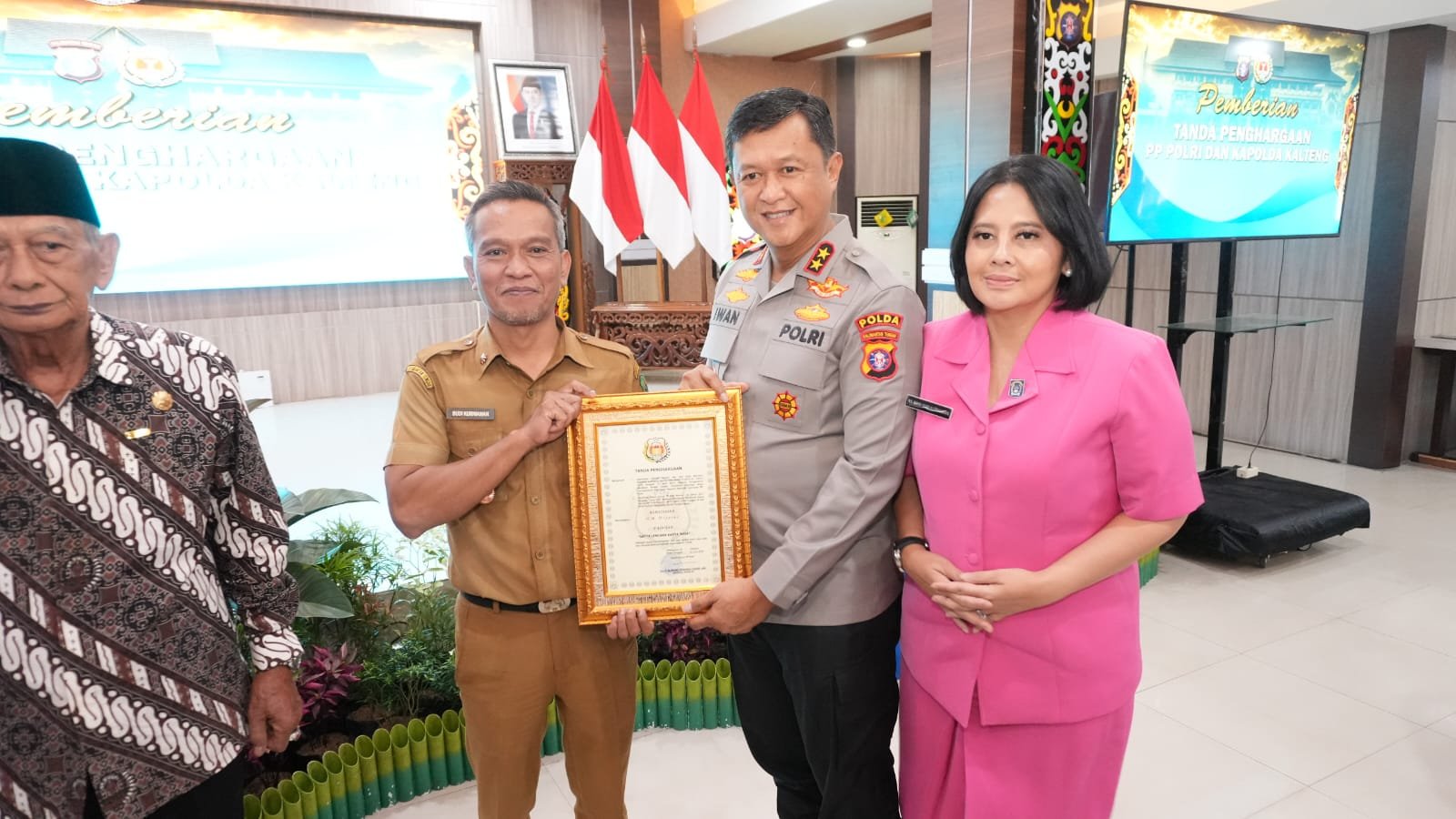 Bupati Kapuas Terima Penghargaan Satya Lencana Karya Nusa dari PP Polri