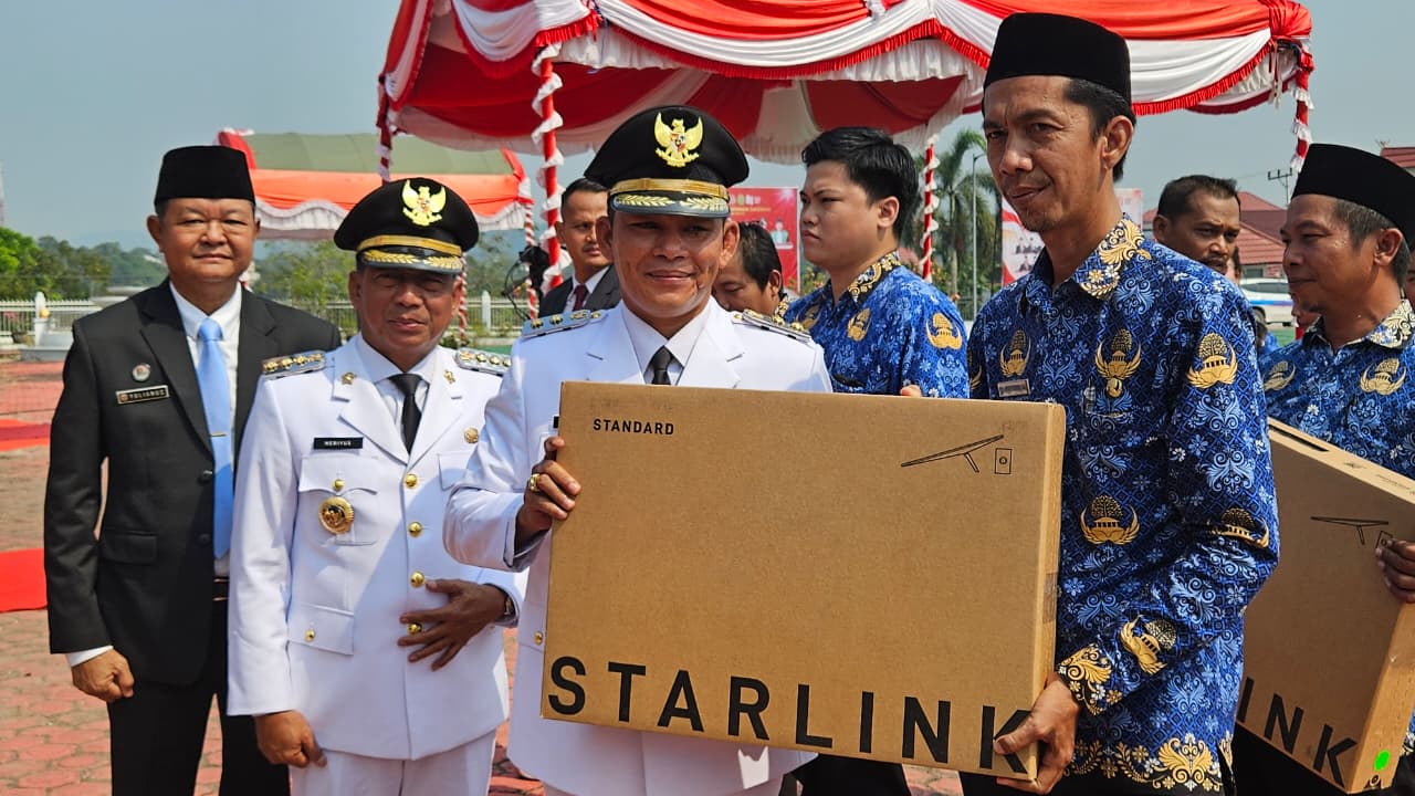Perkuat Akses Internet Wilayah Pelosok, Pemkab Murung Raya Salurkan 104 Unit Starlink