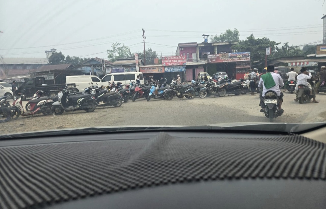 Aksi Pelansir BBM hingga Tutup Akses Jalan Umum, Hukum Tidak Cukup Sebatas Teguran !!  Teguran Berulang, Antrean Kembali Menguasai Badan Jalan