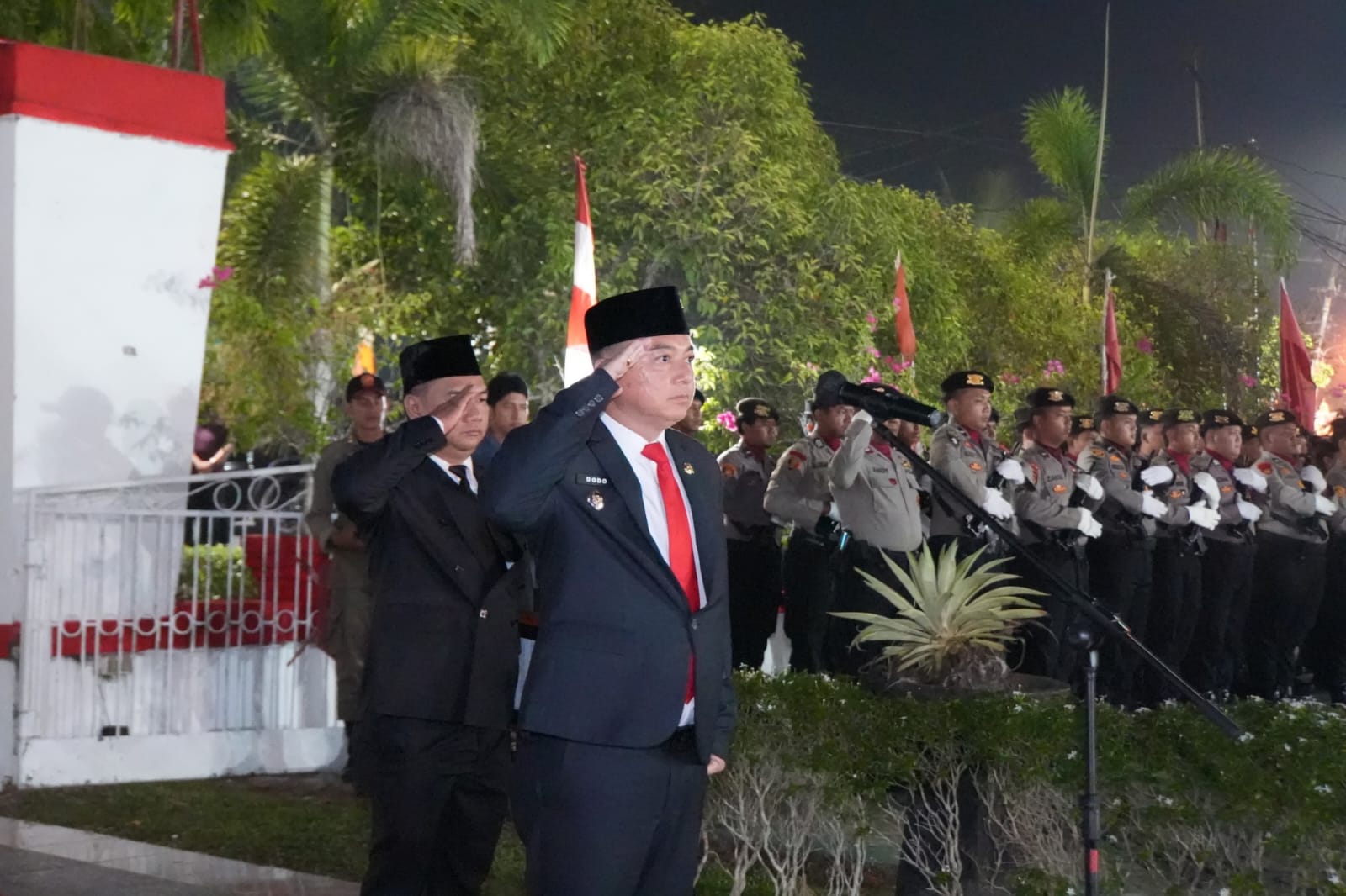 Wabup Kapuas Pimpin Apel Kehormatan dan Renungan Suci di TMP Kencana