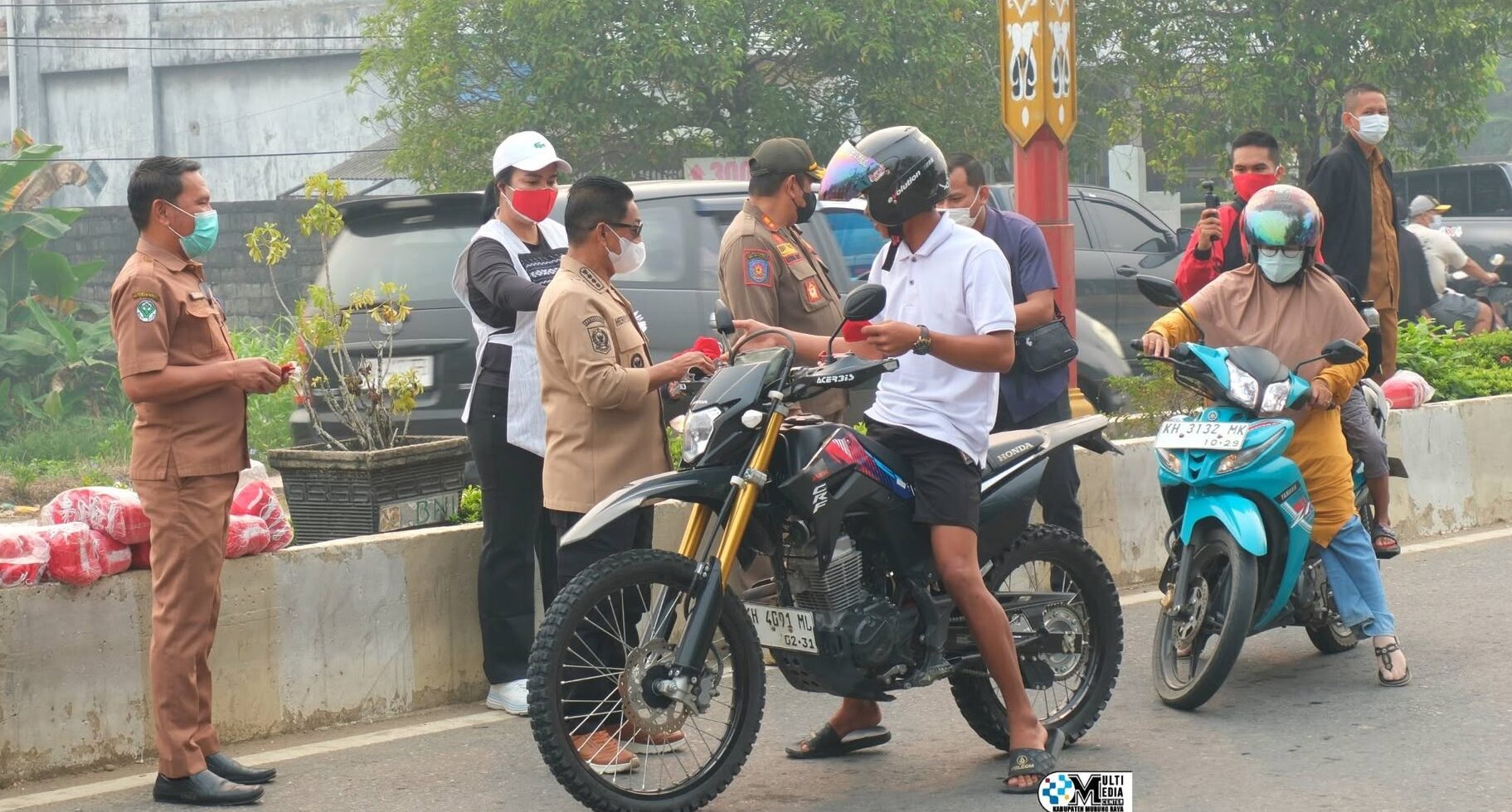 Cegah Dampak Kabut Asap, Bupati Mura Bagikan Masker dan Edukasi Warga