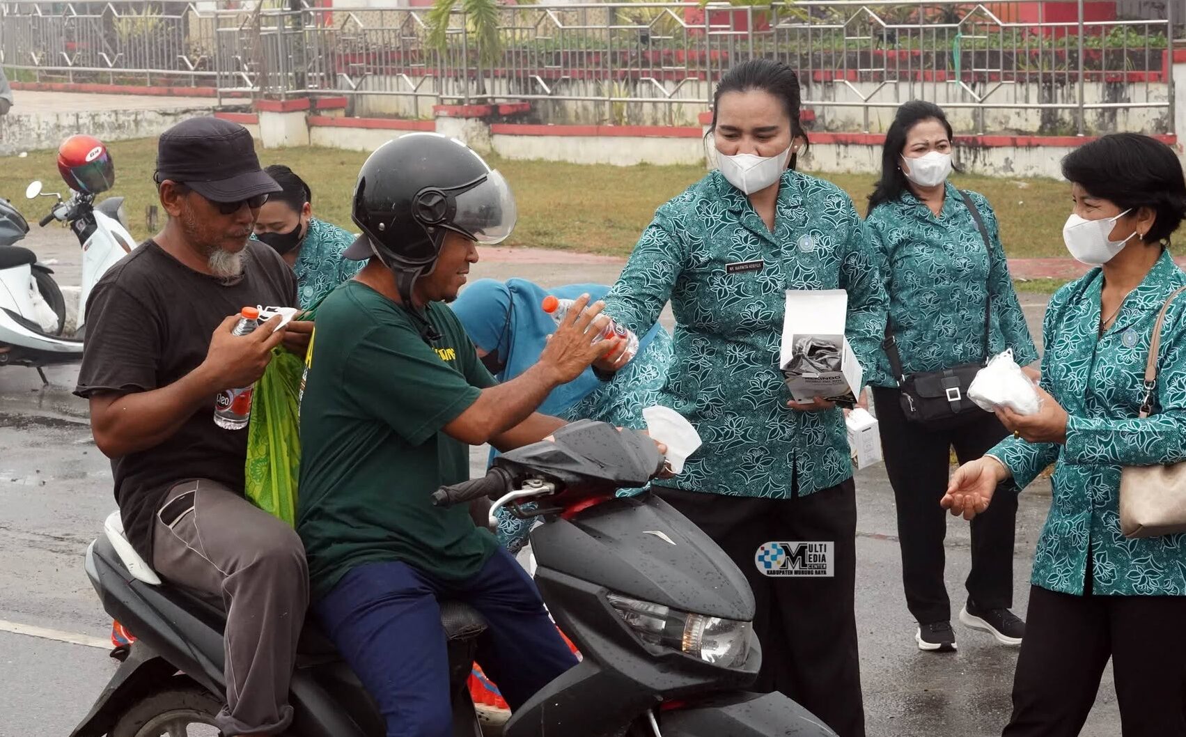 Warnita Heriyus Pimpin Pembagian Masker dan Air Mineral di Puruk Cahu