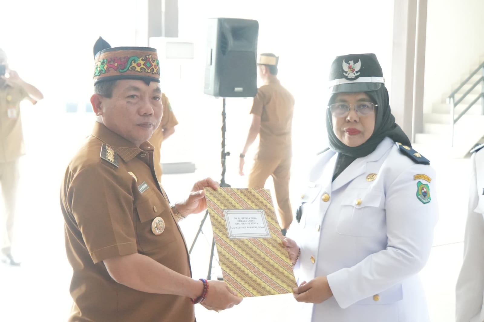 Lantik Pj Kades dan BPD PAW, Bupati Kapuas Tekankan Pengelolaan Dana Desa Transparan