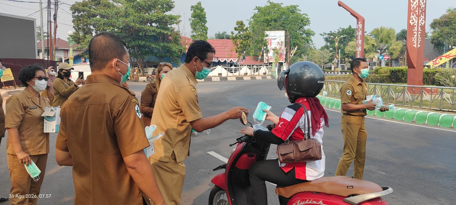 Dinkes Kapuas Bagikan Masker kepada Masyarakat, Tingkatkan Kesadaran Jaga Kesehatan Pernapasan