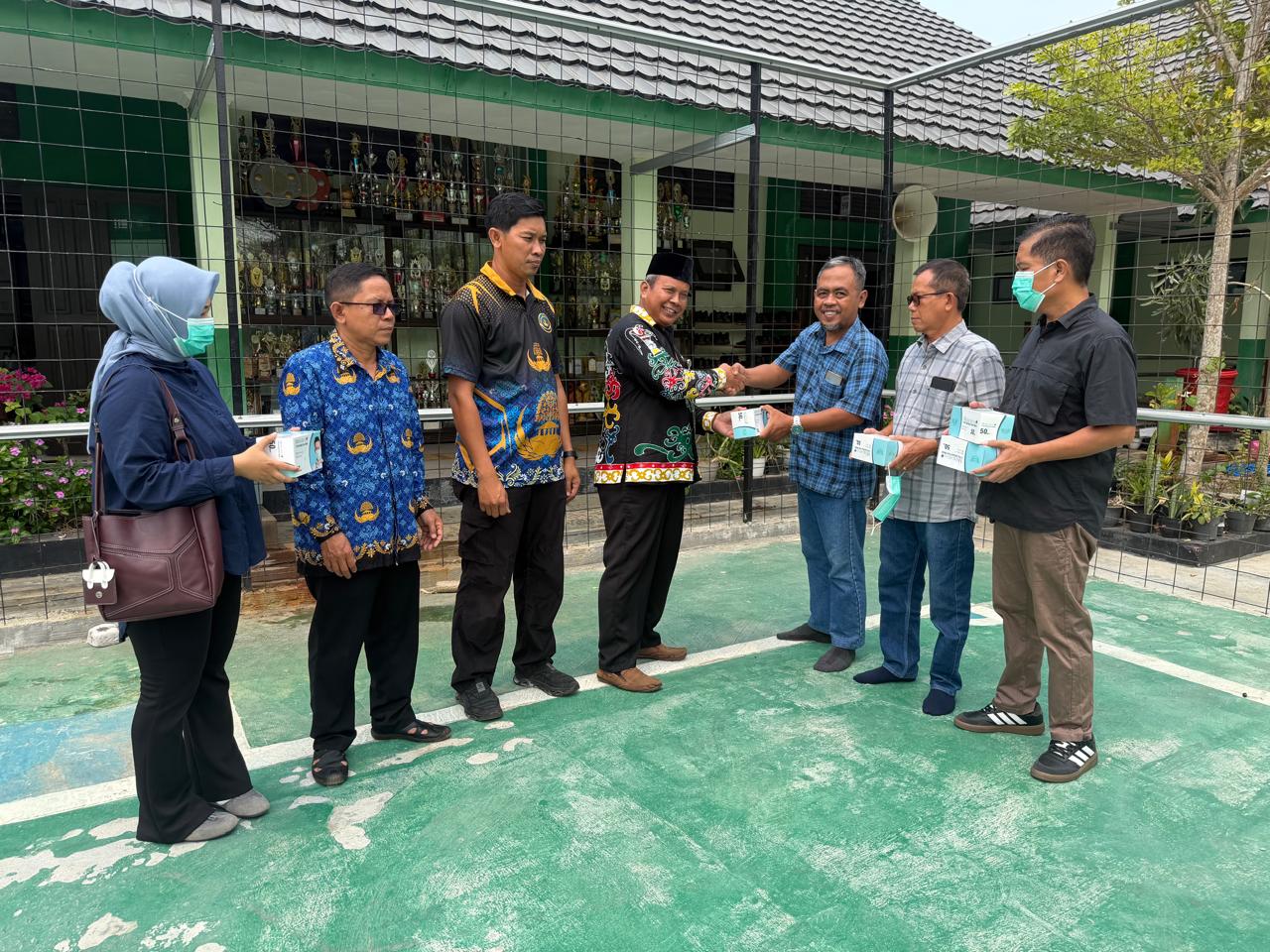 Kabut Asap Ganggu Aktivitas Sekolah, PWI Kapuas Salurkan 600 Masker ke MTsN 1