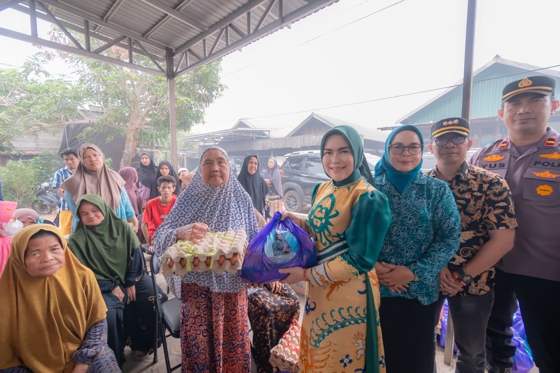 19 Rumah Terdampak Kebakaran, Ketua TP PKK Kapuas Salurkan Bantuan untuk 24 KK