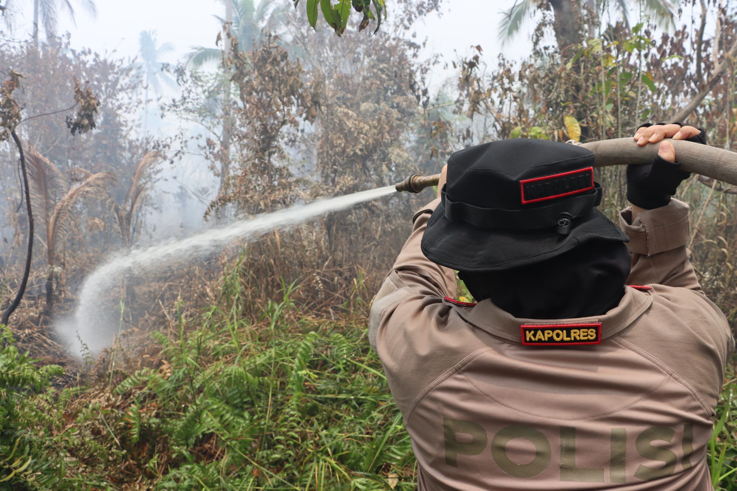 Kapolres Kapuas Turun Langsung Padamkan Karhutla di Pangkalan Rekan, Cegah Api Merembet ke Permukiman Warga