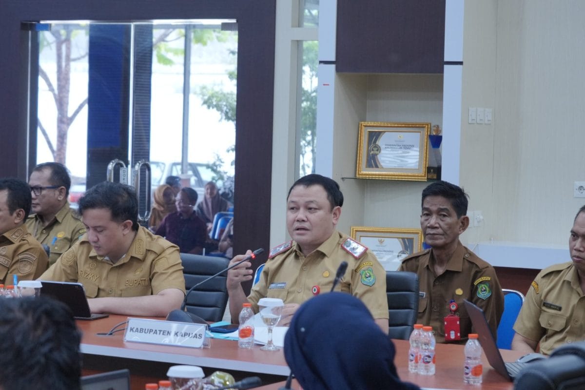 Sekda Kapuas Paparkan Strategi Keterbukaan informasi Publik Dalam Monev 2026